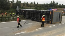Polský kamion naloený amotovými cihlami blokoval provoz na dálnici D1...