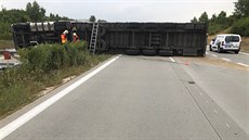 Polský kamion naloený amotovými cihlami blokoval provoz na dálnici D1...