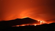 Nová erupce sicilské sopky Etny rozzářila noční nebe. (27. července 2019)