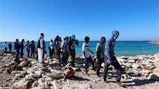 Libyjská pobení strá vytáhla z moe nkolik desítek tl uprchlík, s nimi...