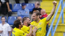 Zlínský útočník Tomáš Poznar (vpravo) slaví gól proti Liberci, gratulují mu...