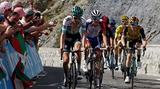 Emanuel Buchmann ve trnácté etap pi stoupání na Tourmalet. Za ním pozdjí...