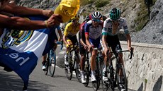 Emanuel Buchmann ve trnácté etap pi stoupání na Tourmalet. Za ním pozdjí...