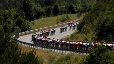 Obvyklý obrázek minulosti: Francouz Thibaut Pinot bouliv povzbuzovaný diváky. Je moné, aby se letoní Tour konala v takové atmosfée? A pojede se vbec? 