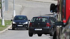 Projet některými ulicemi v Ledči nad Sázavou není kvůli zaparkovaným autům...