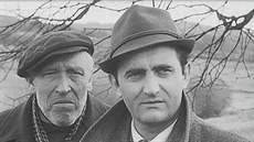 Josef Somr (vpravo) si zahrál ve Smuteční slavnosti roli komunistického...