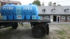 Jednou z obcí, která u letos potebovala dováet vodu v cisternách, je Jiíkov...