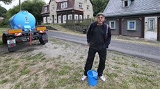 Jednou z obcí, která u� letos pot�ebovala dová�et vodu v cisternách, je Ji�íkov...