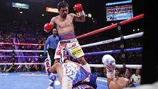 Manny Pacquiao (vlevo) práv poslal k zemi Keitha Thurmana v souboji o titul...