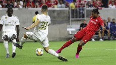 Serge Gnabry z Bayernu Mnichov p�est�eluje obranu Realu Madrid.