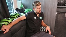 Peter Sagan, debatující v týmovém autobuse stáje Bora.