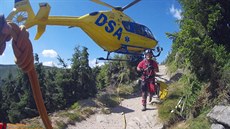 Vrtulník se záchranái zasahuje v krkonoském Obím dole (24.7.2019).