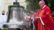 Novým zvonm pro kostel svatého Jakuba Starího v Kostelci na Hané poehnal...
