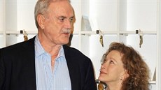 John Cleese se svou první manelkou, herekou Connie Boothovou (6. kvtna 2009)