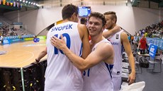 etí basketbaloví junioi Matj Snopek a Marek Welsch se radují z postupu mezi...