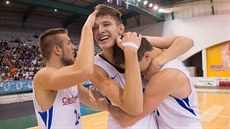 Čeští basketbaloví junioři Dominik Lukáč, Vít Krejčí a Luboš Kovář (zleva) se...