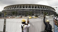 Dlníci dokonují tokijský Národní stadion, na kterém zane 24. ervence 2020...