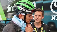 Český cyklista Roman Kreuziger po 15. etapě Tour de France, vedle něj je šéf...