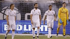 Frustrovaní fotbalisté Realu Madrid (zleva Luka Modri�, Nacho, Sergio Ramos a...