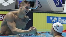 Americký plavec Caeleb Dressel (vlevo) slaví na mistrovství svta v Kwangdu