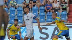 Ostravský kapitán Milan Baro� v akci b�hem utkání s Teplicemi. Nahání jej...