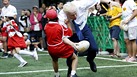 Londýnský starosta Boris Johnson při ragbyovém zápasu srazil k zemi malého...