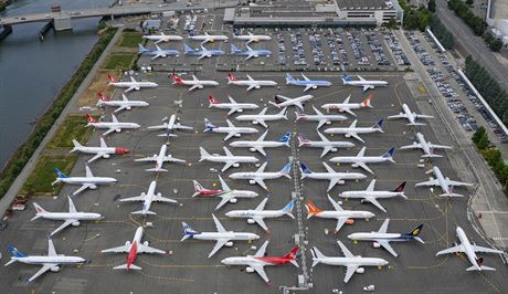 Destky letadel Boeing 737 MAX je zaparkovno pobl budov Boeingu v Seattlu,...