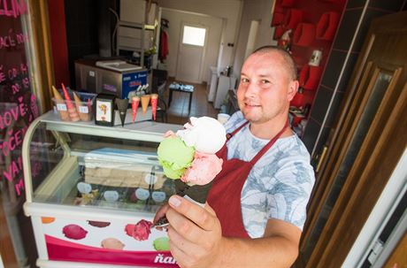 Michal íha zaal na rodinné velí farm v Pravicích vyrábt i zmrzlinu.