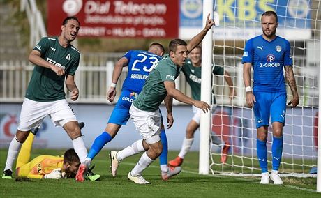 Jablonecký obránce Jan Krob slaví gól v duelu se Slováckem.