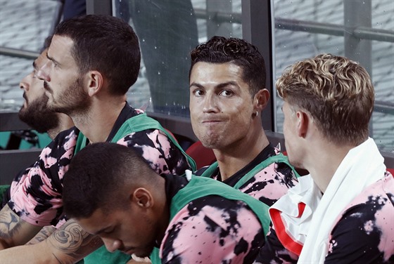 ZŮSTAL SEDĚT. Cristiano Ronaldo (uprostřed) do zápasu proti výběru korejské...