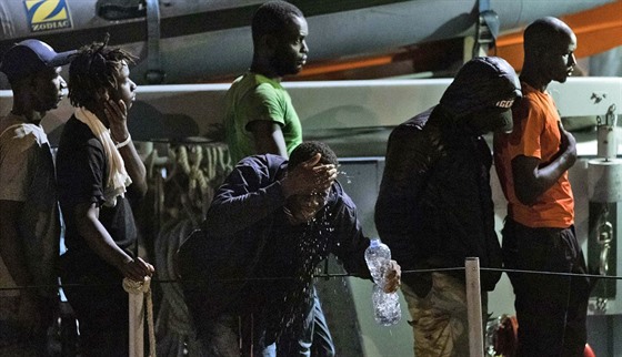 Migranti v sicilském pístavu Pozzallo (9. ervence 2019)