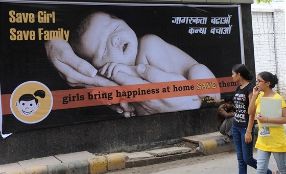 Plakáty v indických ulicích vyzývají obyvatele, aby nechodili na potrat na...