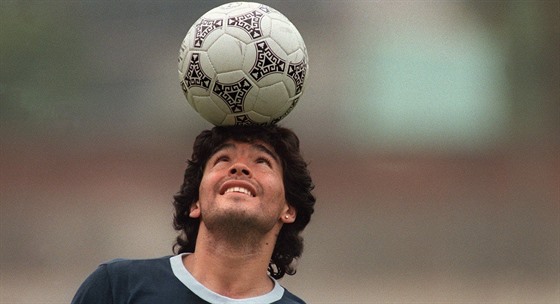 Z HRDINY PSANCEM. Diego Maradona, fotbalová ikona, ped devtadvaceti lety vyfasoval první trest za uívání kokainu.