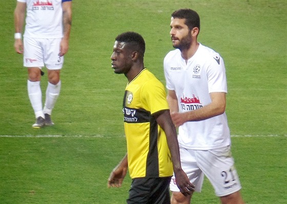 Nigerijský fotbalista Ali Mohamed ve dresu Bejtaru Jeruzalém (uprosted).