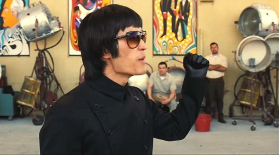 Mike Moh jako Bruce Lee ve filmu Tenkrát v Hollywoodu