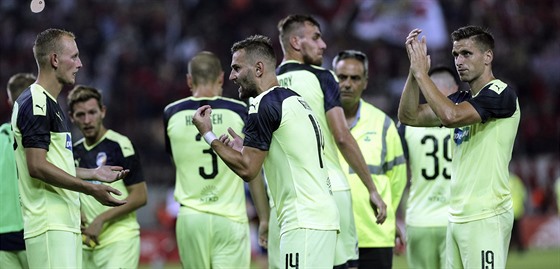 Plzetí fotbalisté zatleskali za podporu fanoukm na stadionu v Pireu a...