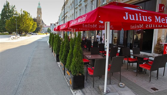 Pohled na jednu z restauraních zahrádek v centru Prostjova vyuívajících k...
