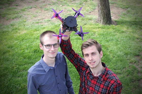 Vývojái Frantiek Manlig (vlevo) a Martin Klesal se svým padákem pro drony...