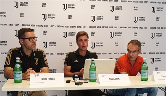 Nicolo Sarti (uprostřed), šéftrenér projektu Juventus Academy, vypráví o...