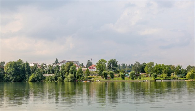 V Tábo�e �e�í kvalitu vody v Jordánu, kam se lidé chodí koupat.