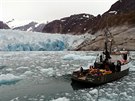 Výzkumný tým na začátku mise zkoumající podmořské odtávání ledovce LeConte...
