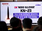Lidé v Soulu sledují televizní zpravodajství vnované odpálení severokorejských...
