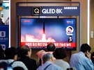 Lidé v Soulu sledují televizní zpravodajství vnované odpálení severokorejských...