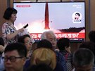 Zpravodajství jihokorejské televize v Soulu o odpálení severokorejských raket....