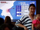 Zpravodajství jihokorejské televize v Soulu o odpálení severokorejských raket....