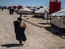 Dívka prochází syrským táborem Al-Húl. (23. ervence 2019)