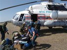 lenové záchranáské ety nastupují do vrtulníku v ruském Jakutsku.