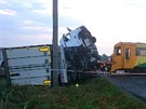 Nehoda osobního vlaku a kamionu na elezniním pejezdu v Brance u Opavy, pi...
