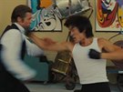 Mike Moh jako Bruce Lee ve filmu Tenkrát v Hollywoodu bojuje s Cliffem Boothem...