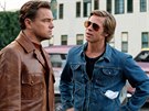 Leonardo DiCaprio a Brad Pitt ve filmu Tenkrát v Hollywoodu. V tomto snímku se...